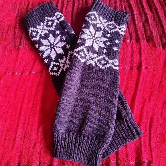 Brand New! Winter Scarf, Hat, Glove Set - Picture 4 of 7